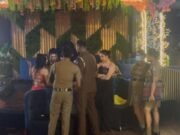 කෝපි කඩේ අප්පුගේ පුත්රයා පවත්වාගෙන ගිය නයිට් ක්ලබ් එකක් පොලිසිය වටලයි